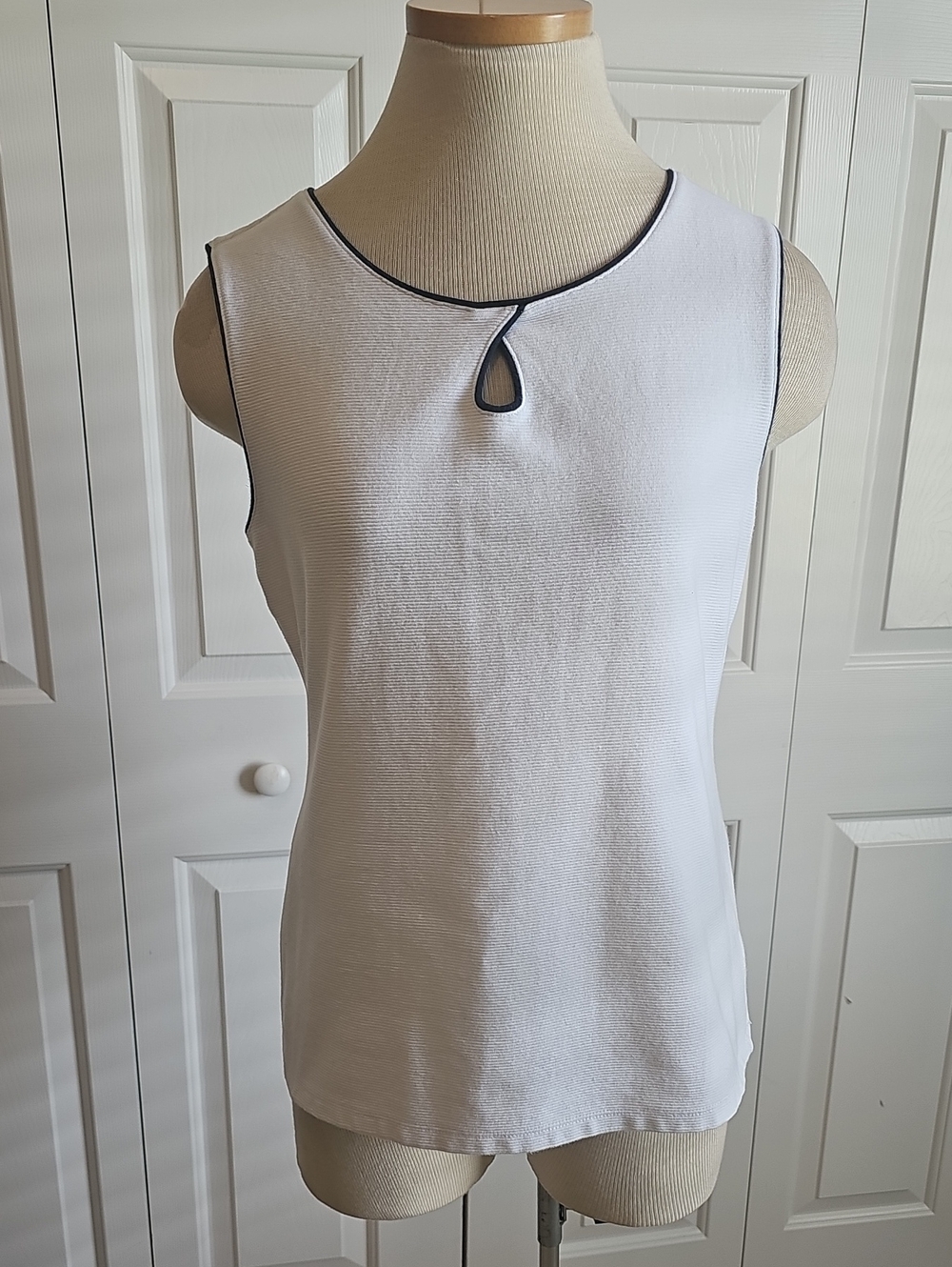 Talbots Ribbed Keyhole Shell Womens Size M White Navy Trim Sleeveless Cotton Top